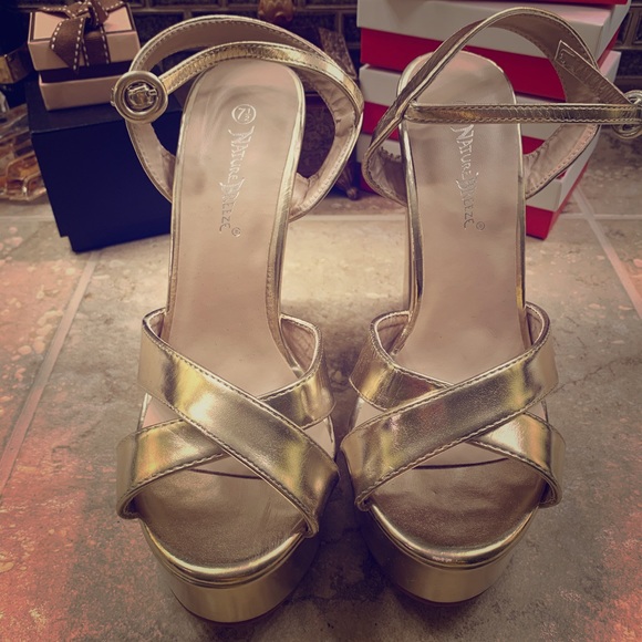 Gold heels - Picture 1 of 4